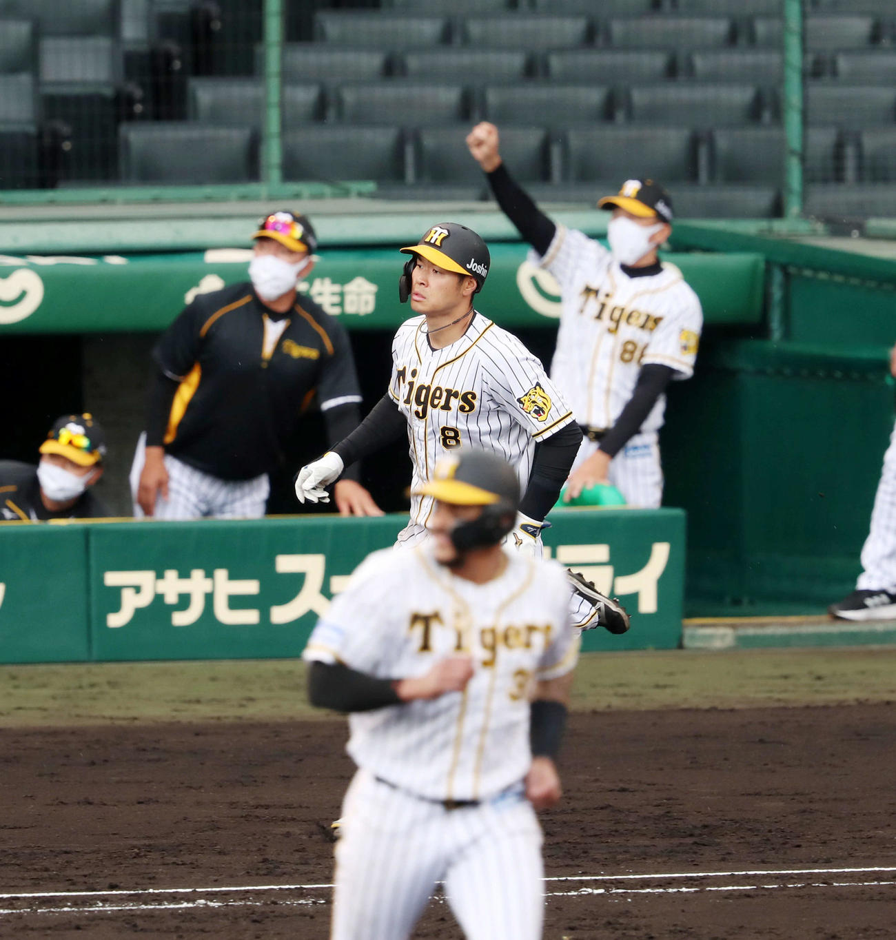 阪神対広島　5回裏阪神無死満塁、佐藤輝は右越え満塁本塁打を放つ。後方右は矢野監督（撮影・加藤哉）