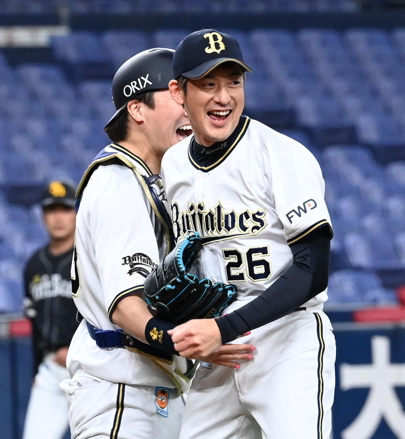 オリックス対ソフトバンク　9回を締めくくった能見（右）は伏見の祝福に笑顔を見せる（撮影・前岡正明）