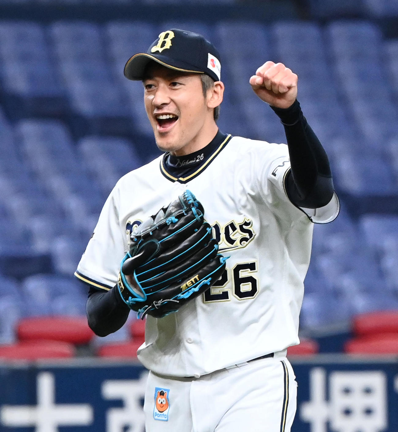 オリックス対ソフトバンク　9回を締めくくりガッツポーズの能見（撮影・前岡正明）