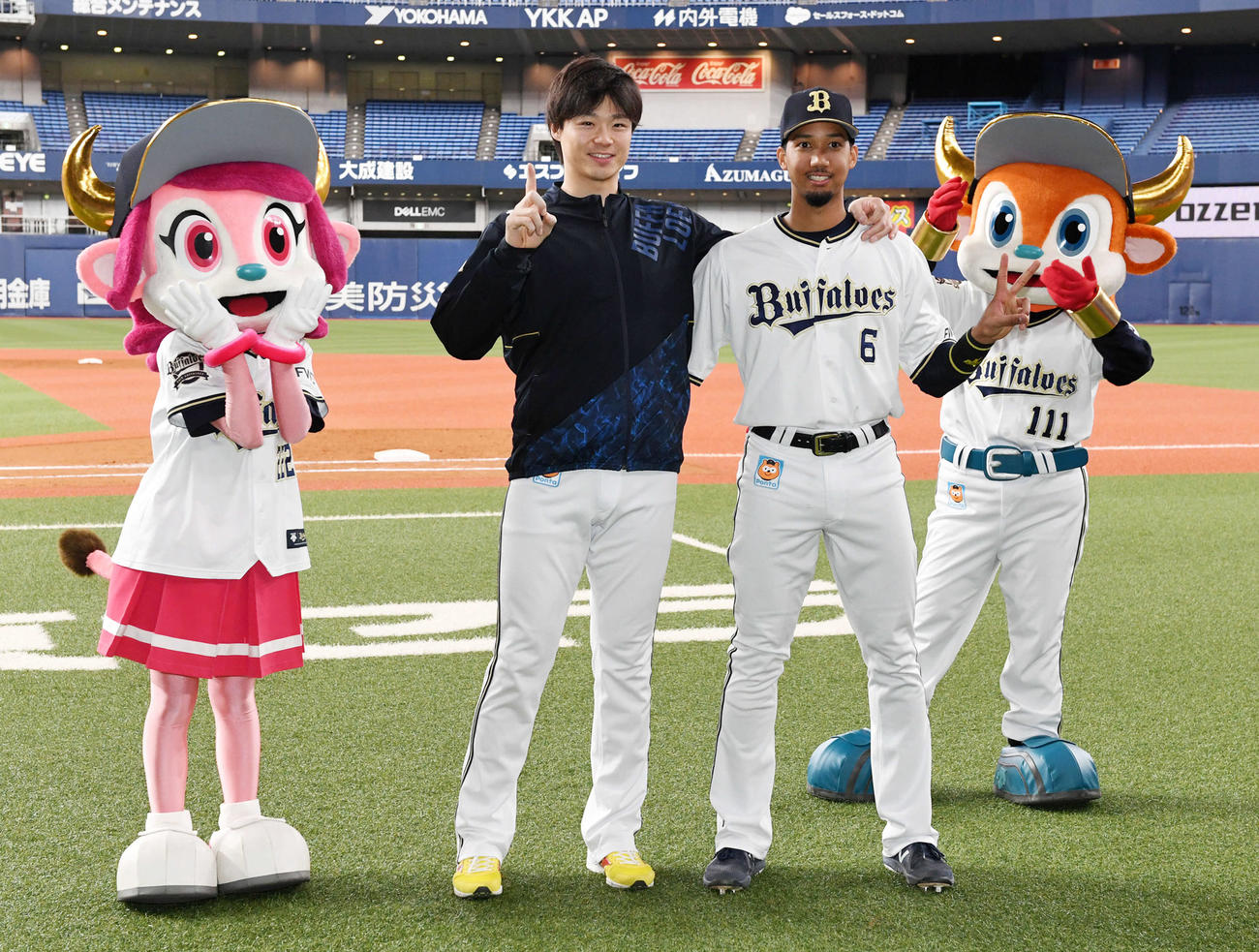 オリックス対ソフトバンク　ヒーローの山崎福（左）と宗は笑顔でポーズ（撮影・前岡正明）