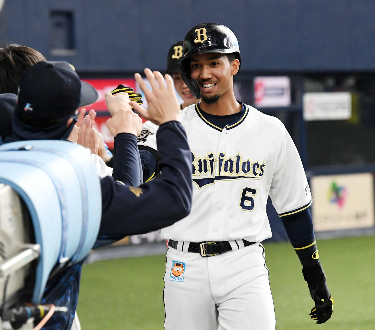 オリックス対ソフトバンク　5回裏オリックス1死一塁、先制の右越え2点本塁打を放った宗はナインの祝福に笑顔を見せる（撮影・前岡正明）