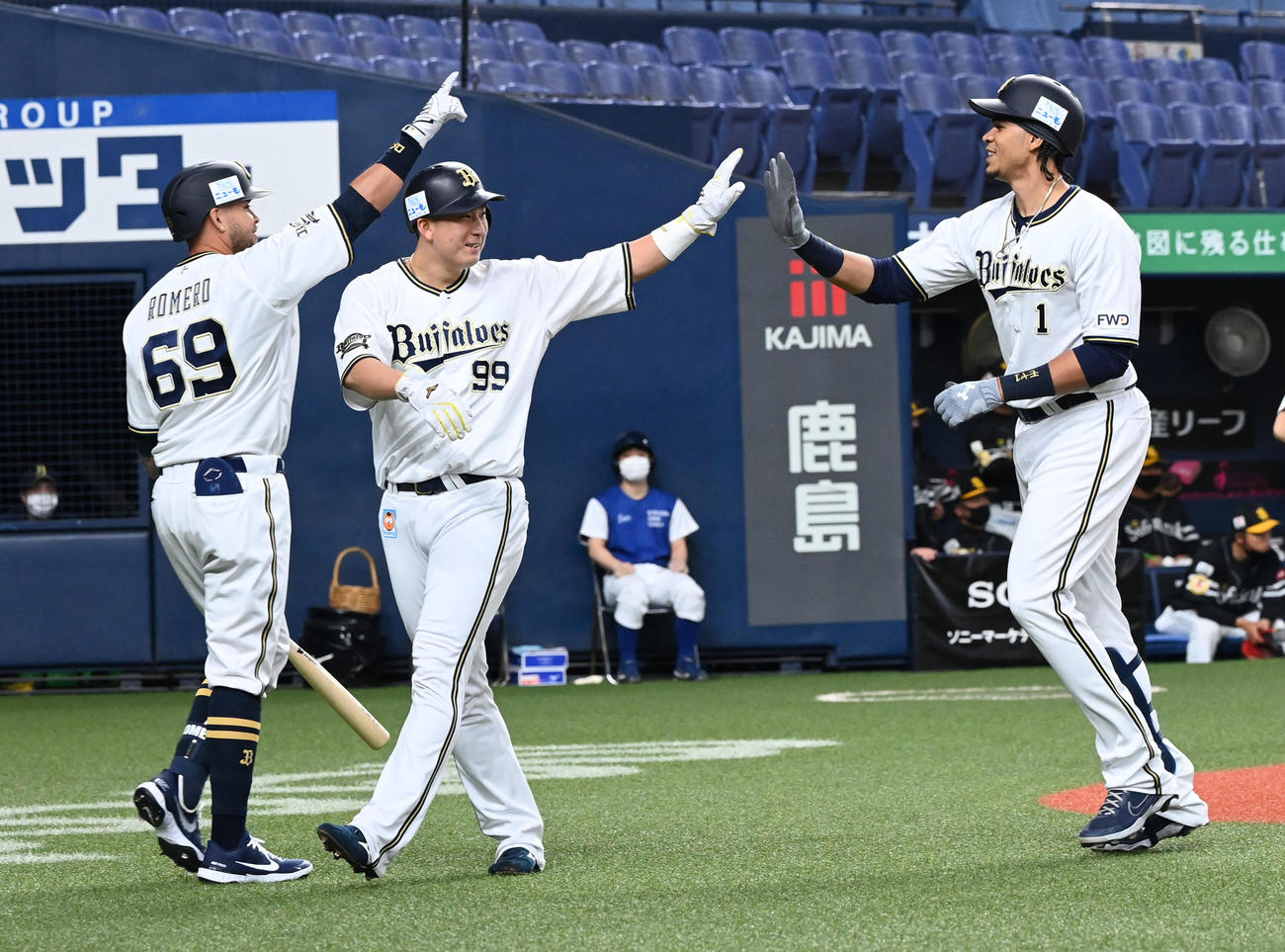 オリックス対ソフトバンク　6回裏オリックス無死一塁、モヤ（右）は右中間に2点本塁打を放ちロメロ（左）、杉本の祝福に笑顔を見せる（撮影・前岡正明）