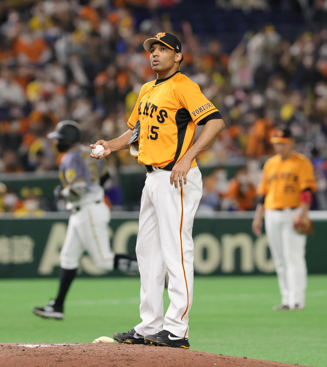 巨人対阪神　3回表阪神無死一塁、マルテ（後方左）に2打席連続となる2点本塁打を浴びるサンチェス（2021年4月20日撮影）