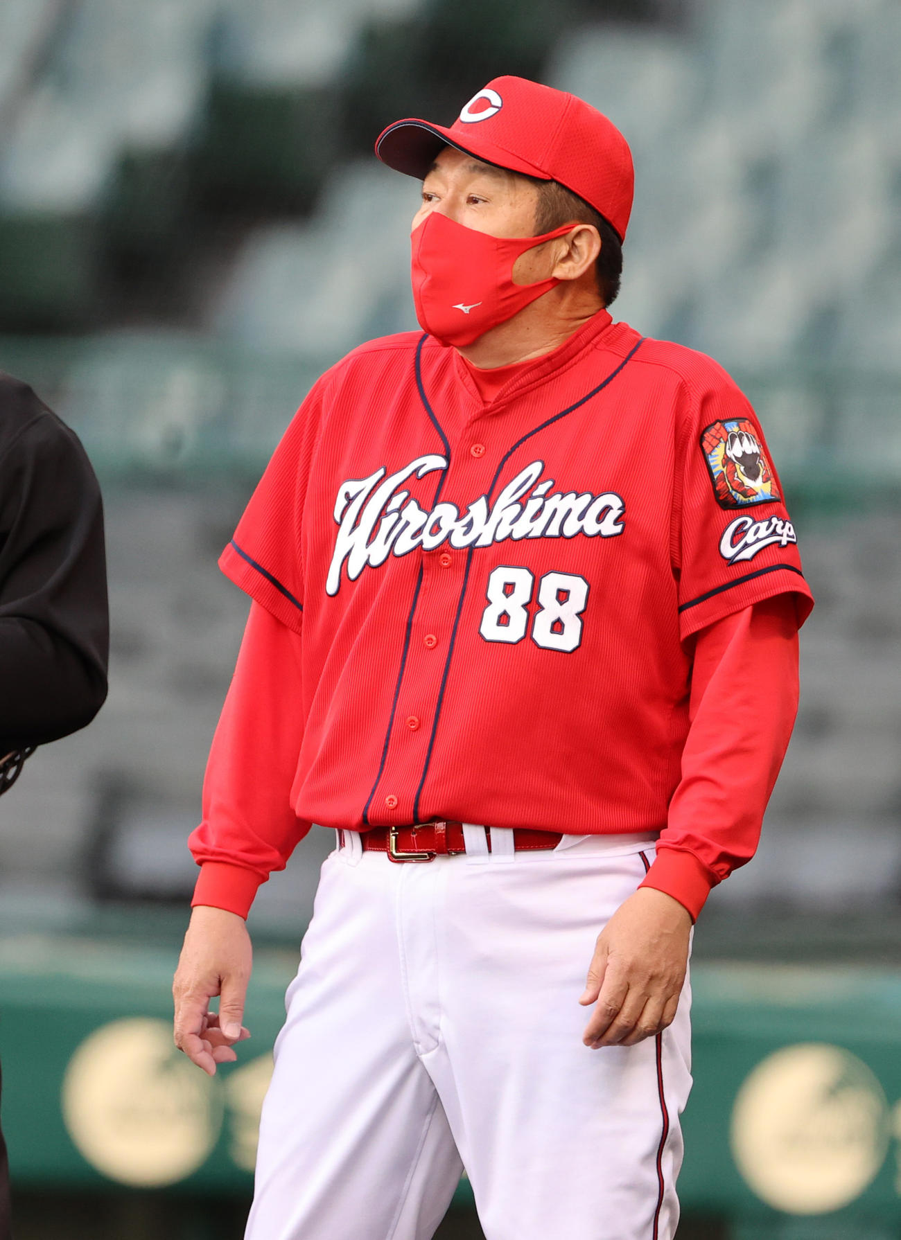 選手交代を告げる佐々岡監督（撮影・清水貴仁）