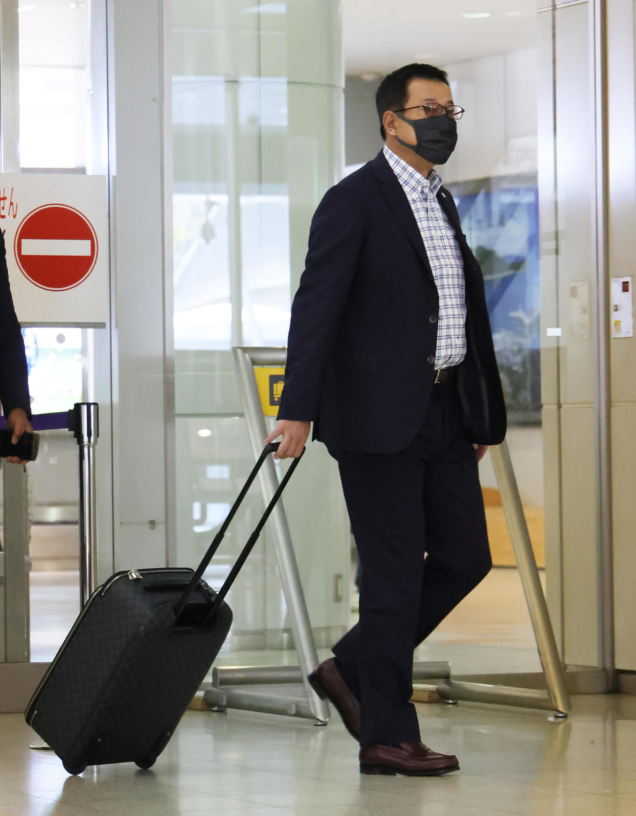 広島空港に到着した巨人原監督（撮影・足立雅史）