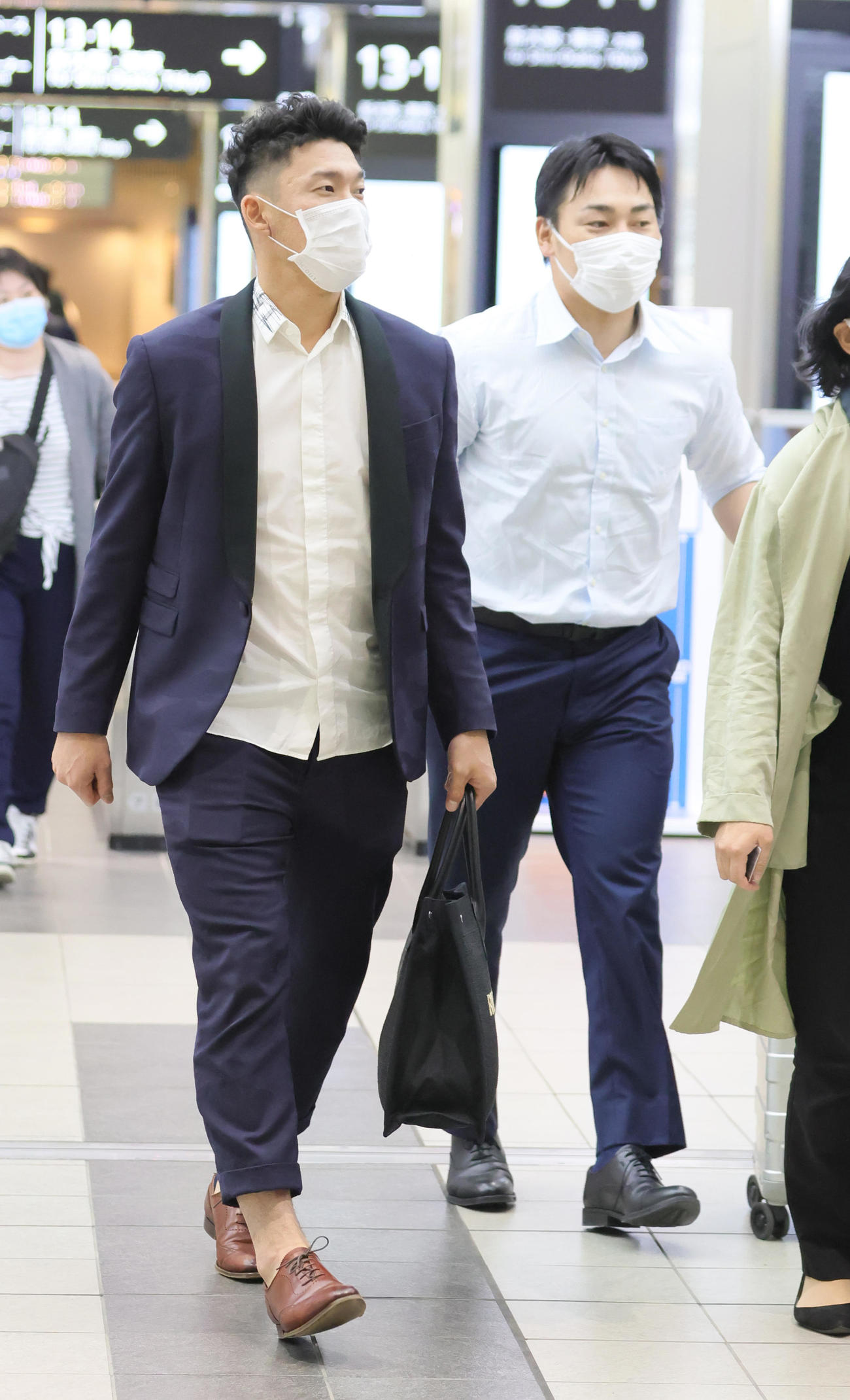 広島入りした巨人の梶谷（左）と丸（撮影・足立雅史）