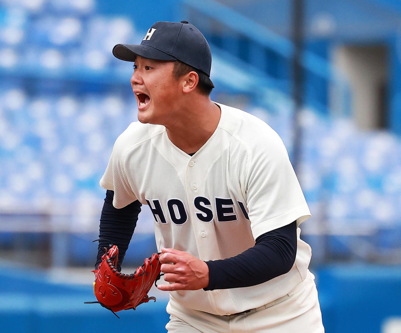 3回表、早大の攻撃を3人で仕留めた法大先発の山下輝は雄たけびを上げる（撮影・浅見桂子）