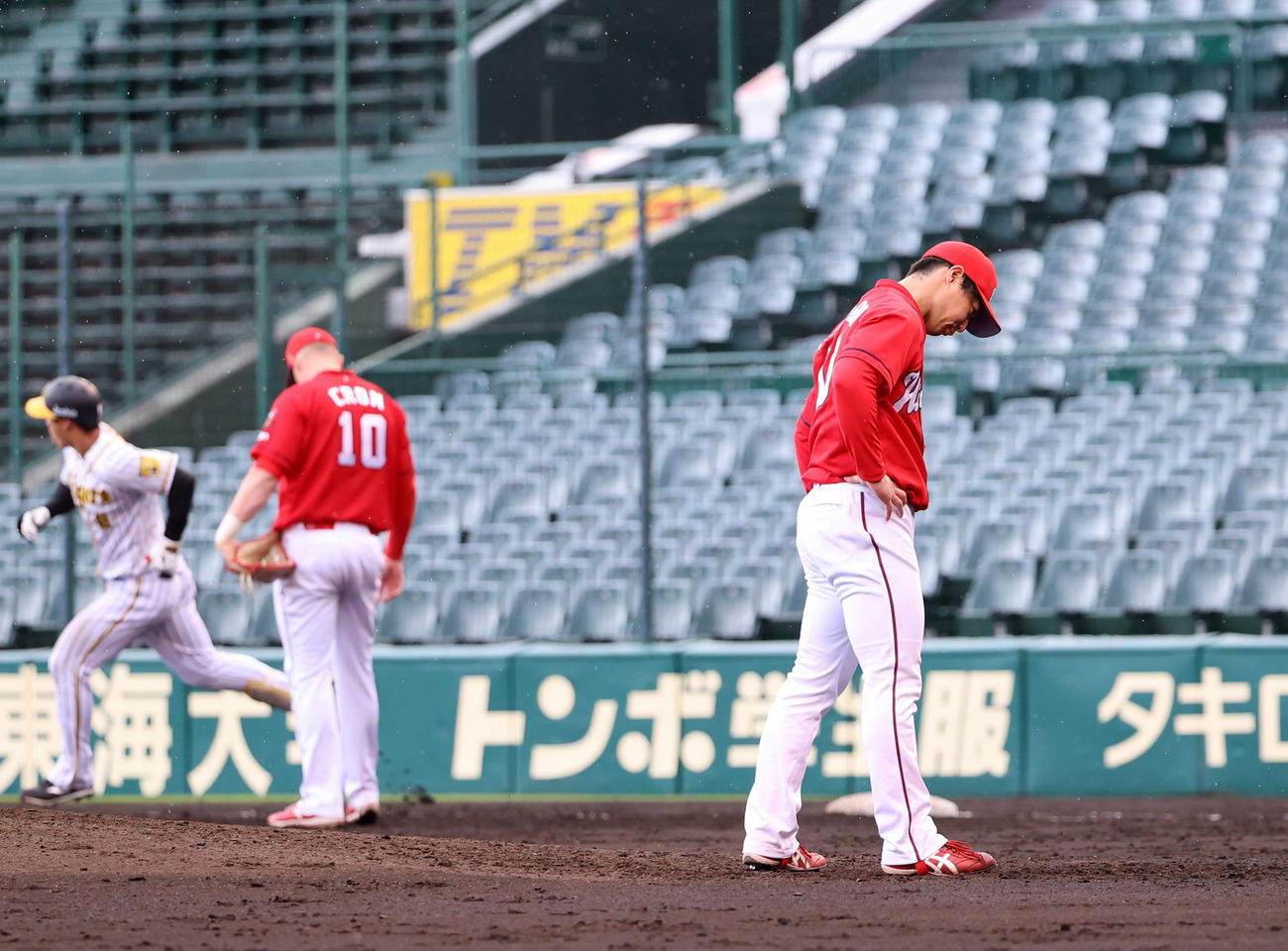 5回裏阪神無死満塁、佐藤輝に逆転満塁本塁打を浴びマウンドで下を向く野村（撮影・清水貴仁）