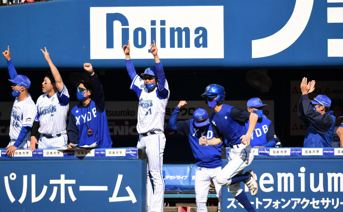 DeNA対ヤクルト　3回裏DeNA無死二、三塁、戸柱の右越え3点本塁打で歓喜する三浦監督（右）らDeNAナイン（撮影・横山健太）