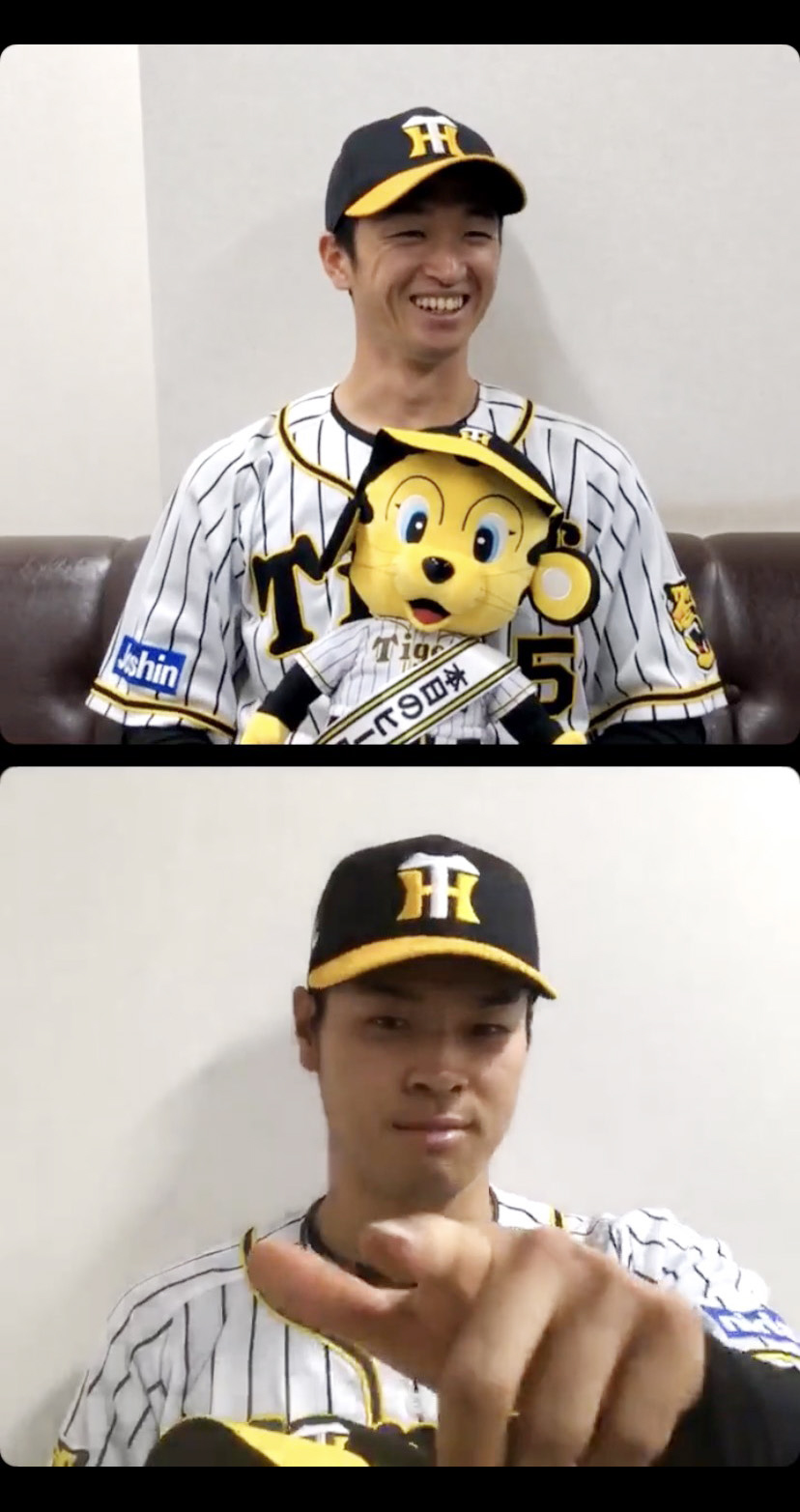 試合後、インスタライブでヒーローインタビューを受ける近本（上）と佐藤輝（球団公式インスタグラムより）