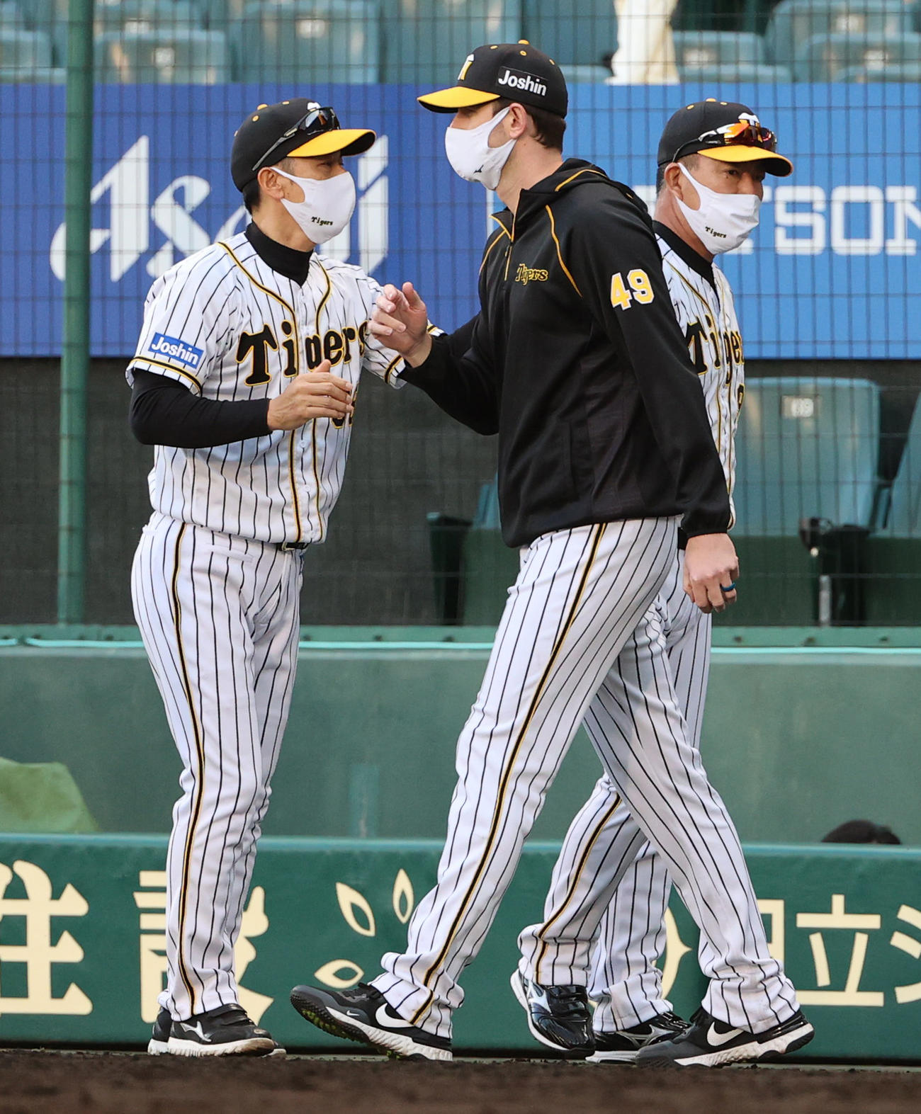 阪神対広島　勝利投手のガンケル（右）とタッチを交わす矢野監督（撮影・清水貴仁）