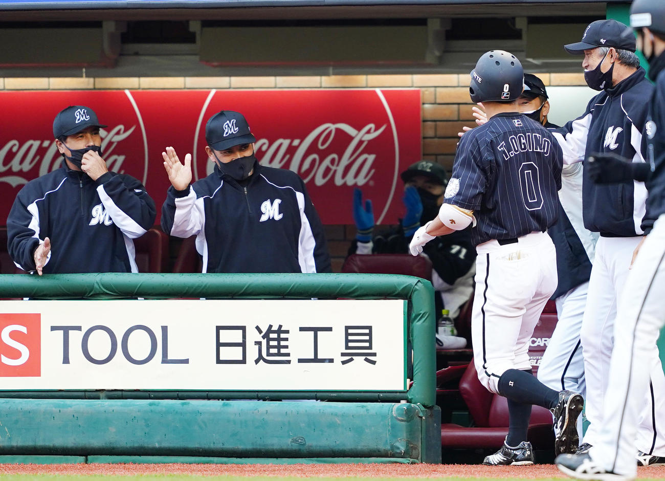 楽天対ロッテ　9回表ロッテ無死、勝ち越しの本塁打を放ち、井口監督（左から2人目）に迎えられる荻野貴（右から3人目）（撮影・菅敏）