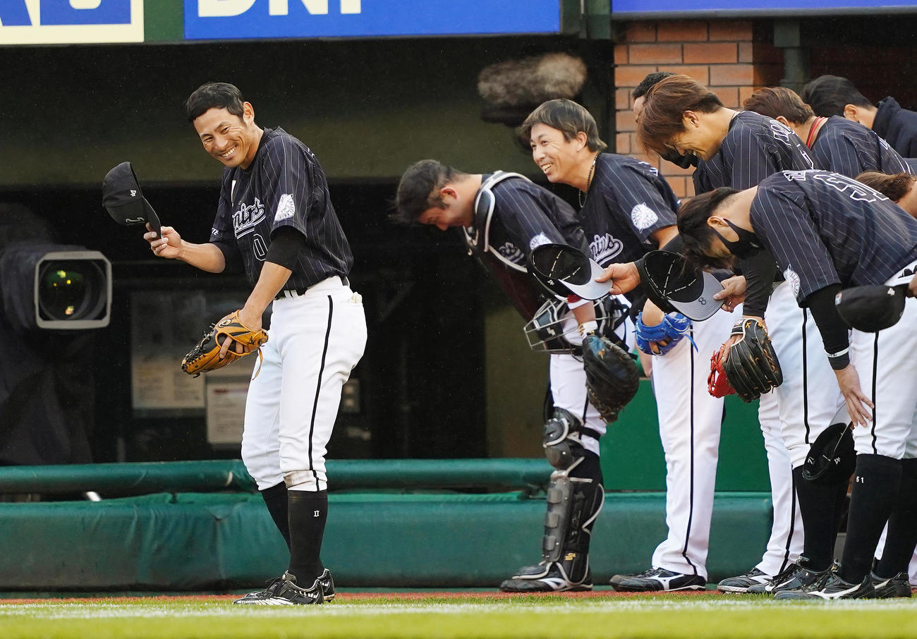 楽天に勝利し、笑顔でファンにあいさつするロッテ荻野貴（左端）（撮影・菅敏）