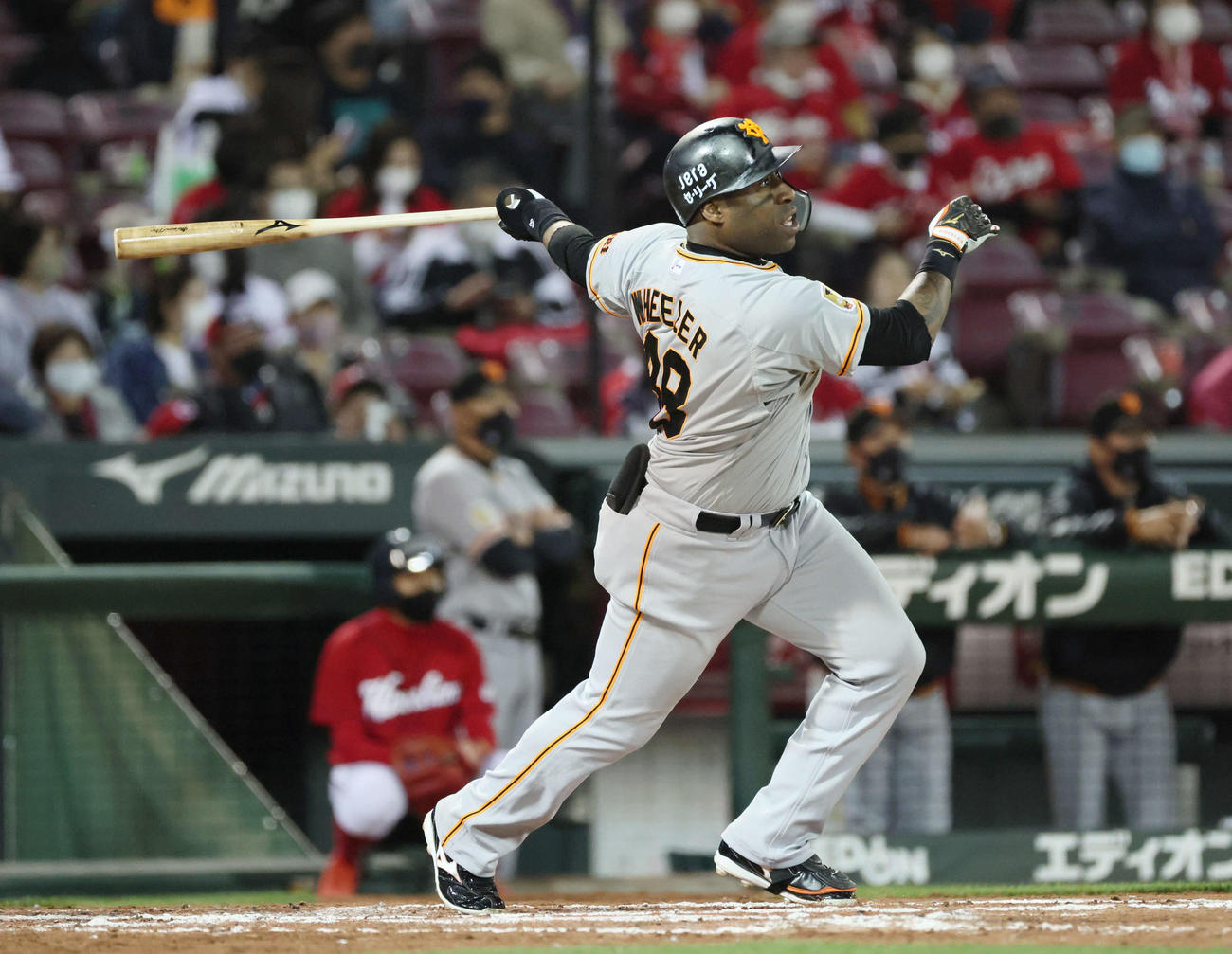 広島対巨人　7回表巨人無死、ウィーラーは勝ち越しの中越え本塁打を放つ（撮影・加藤孝規）