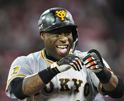 広島対巨人　7回表巨人無死、中越え本塁打を放ち笑顔を見せるウィーラー（撮影・足立雅史）