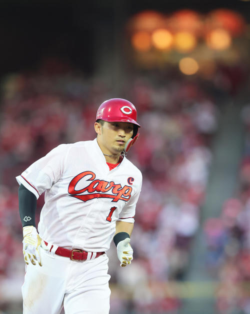 広島対巨人　3回裏広島2死二塁、左越え2点本塁打を放った鈴木誠（撮影・足立雅史）