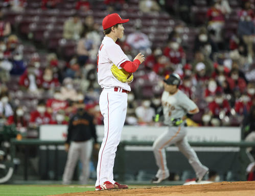 広島対巨人　6回表巨人2死、丸に同点中越え本塁打を打たれた広島先発の森下（撮影・加藤孝規）