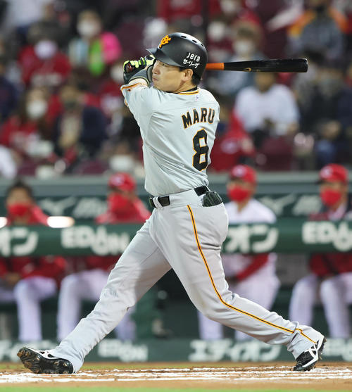 広島対巨人　6回表巨人2死、右越え本塁打を放つ丸（撮影・足立雅史）