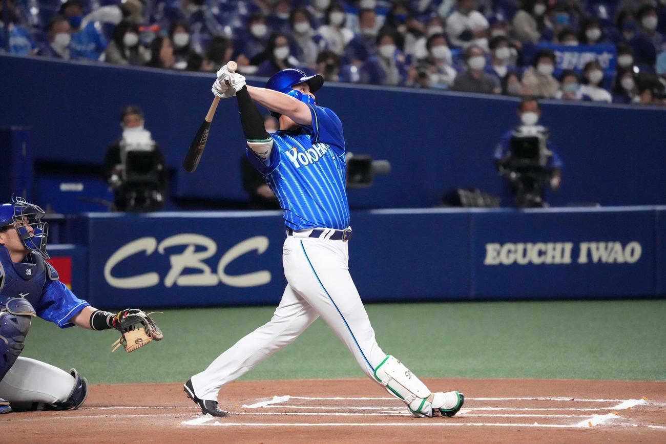 中日対DeNA 6回表DeNA無死、右中間へ本塁打を放った佐野（撮影・森本幸一）