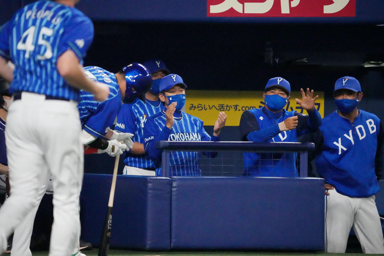中日対DeNA 3回表DeNA1死二、三塁、オースティンのニゴロの間に先制しベンチで喜ぶ三浦監督（撮影・森本幸一）
