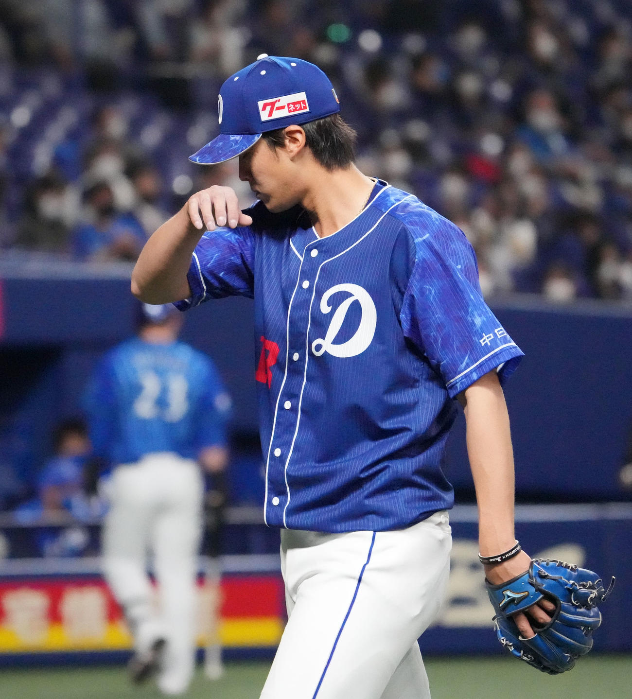 中日対DeNA 5回を終え、ベンチへ引き揚げる中日先発の梅津（撮影・森本幸一）