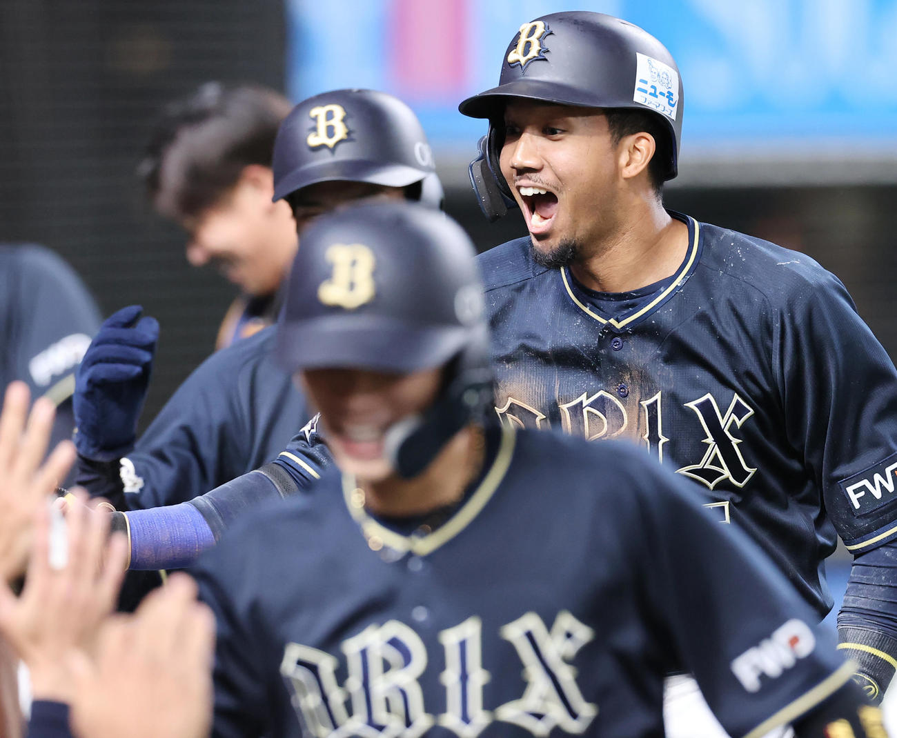 西武対オリックス　8回表オリックス2死二、三塁、ランニング本塁打を放ち歓喜の表情でナインの出迎えを受ける宗（右）（撮影・垰建太）