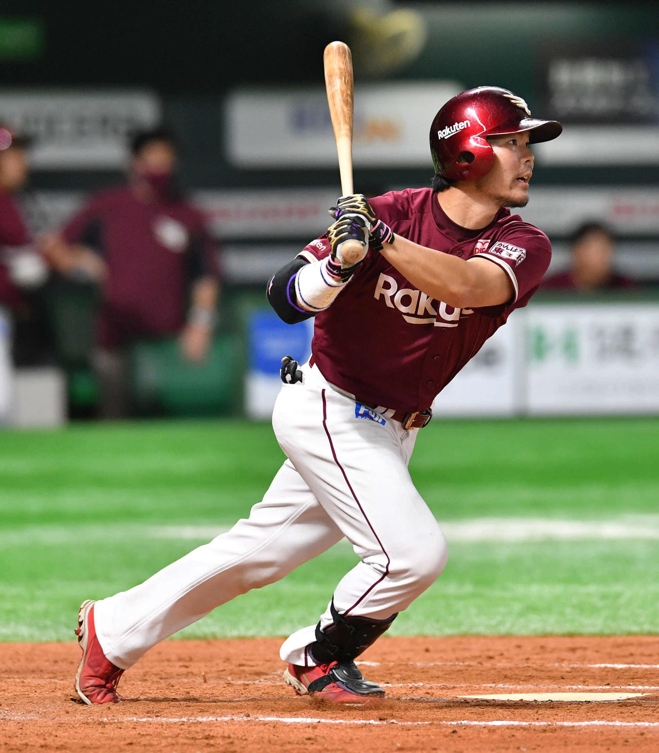 ソフトバンク対楽天　7回表楽天2死一、二塁、島内は2点中適時二塁打を放つ（撮影・岩下翔太）