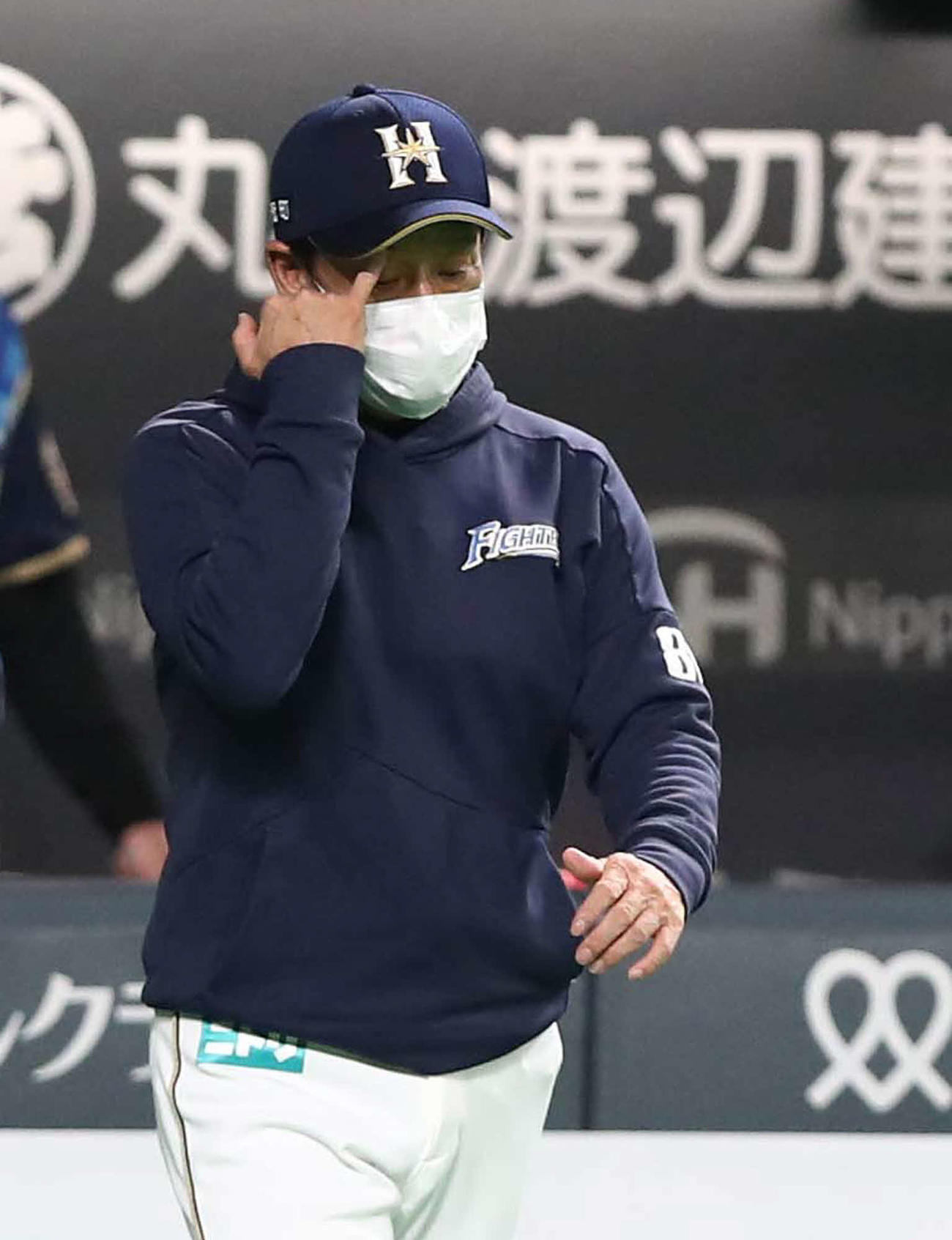 1日、西武戦で渋い表情で投手交代を告げる日本ハム栗山監督