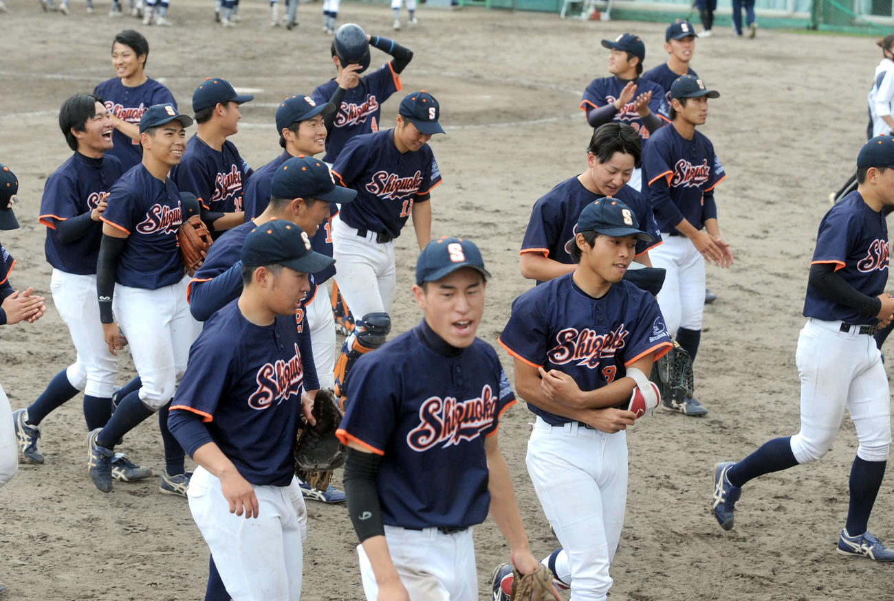 接戦を制し、笑顔の静岡大ナイン