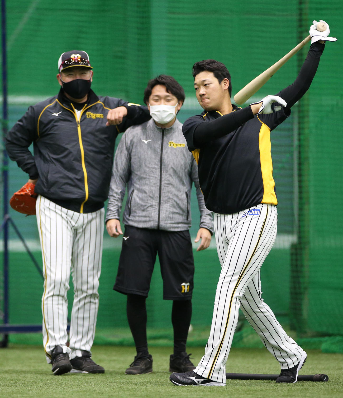 室内で素振りする大山、左は井上ヘッドコーチ（撮影・上山淳一）