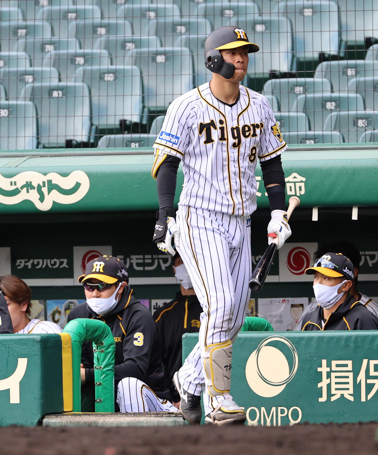 阪神対広島　3回裏阪神、スタメンを外れる大山（左）と4番佐藤輝（撮影・清水貴仁）