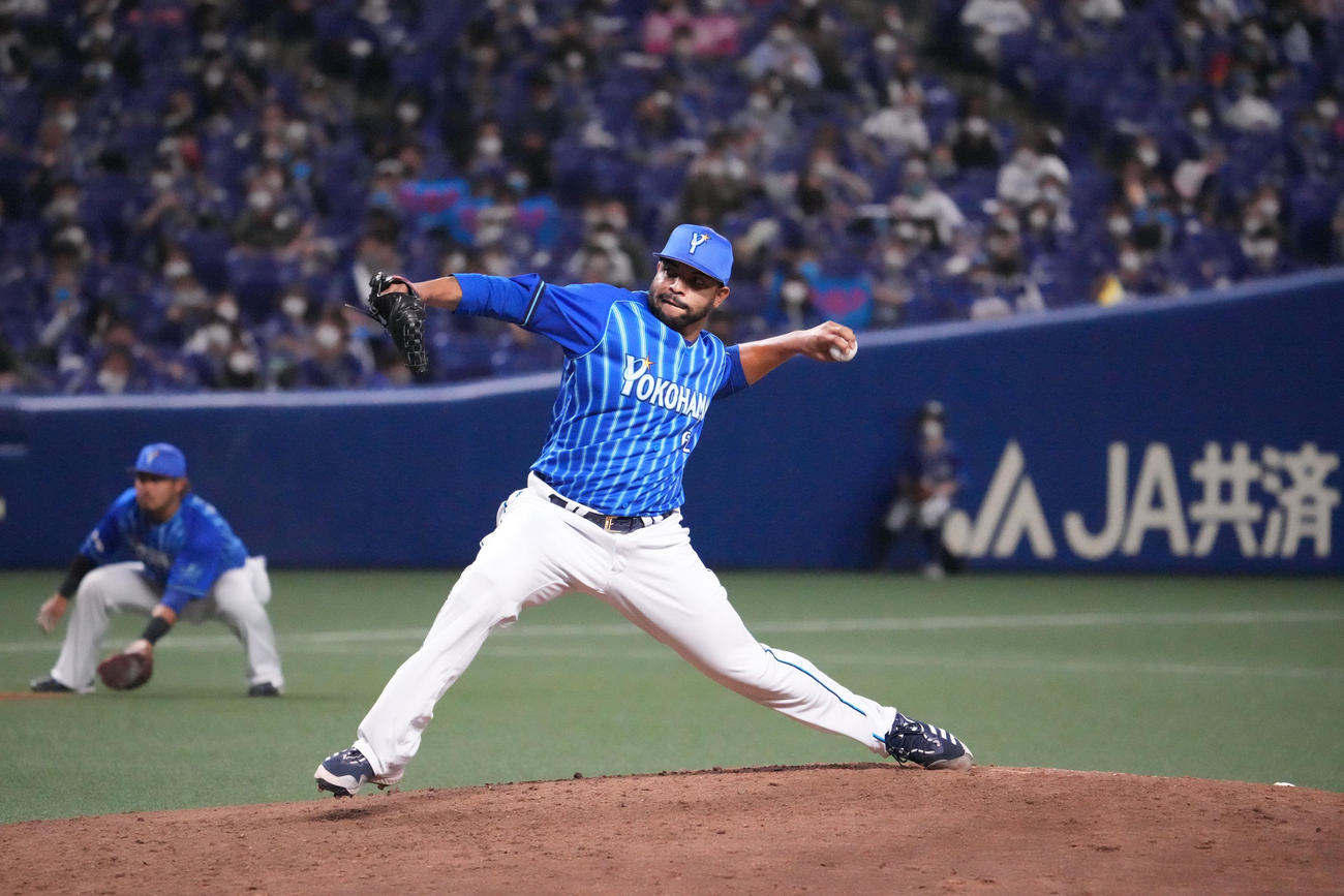 7回裏、DeNA2番手で登板するエドウィン・エスコバー（撮影・森本幸一）