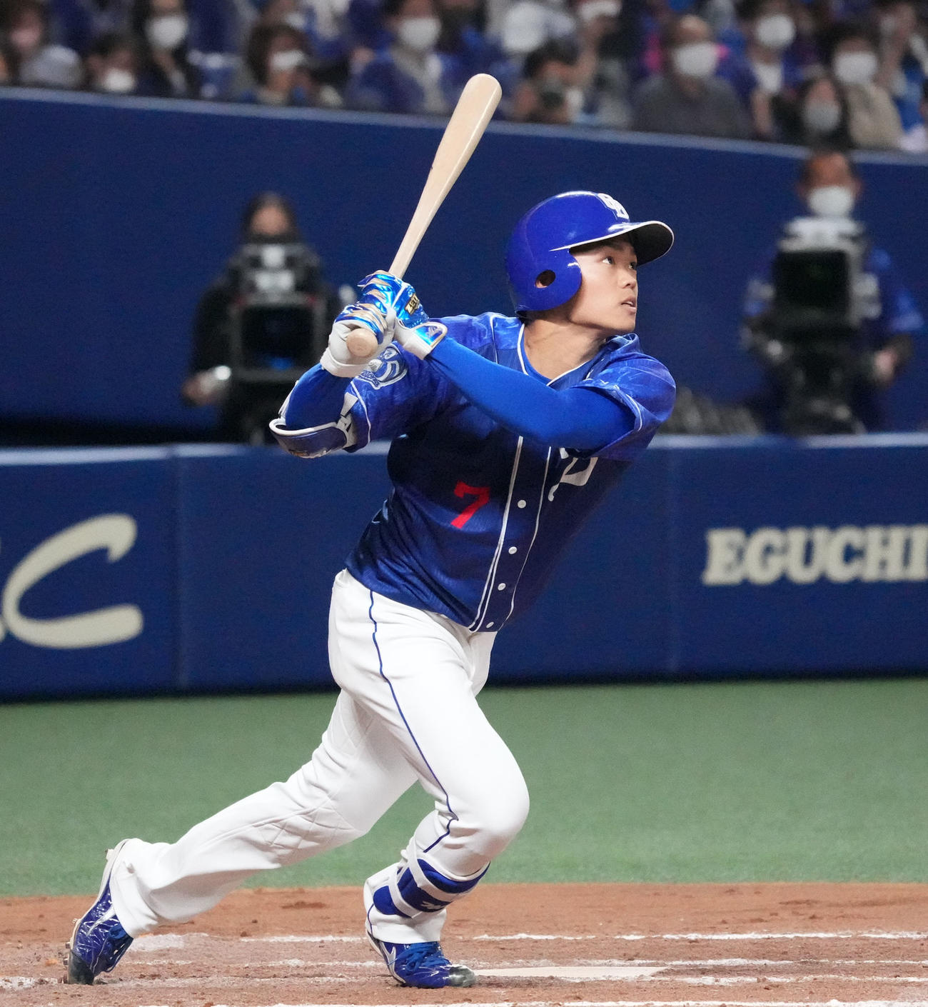 中日対DeNA 8回裏中日無死、右三塁打を放った根尾（撮影・森本幸一）