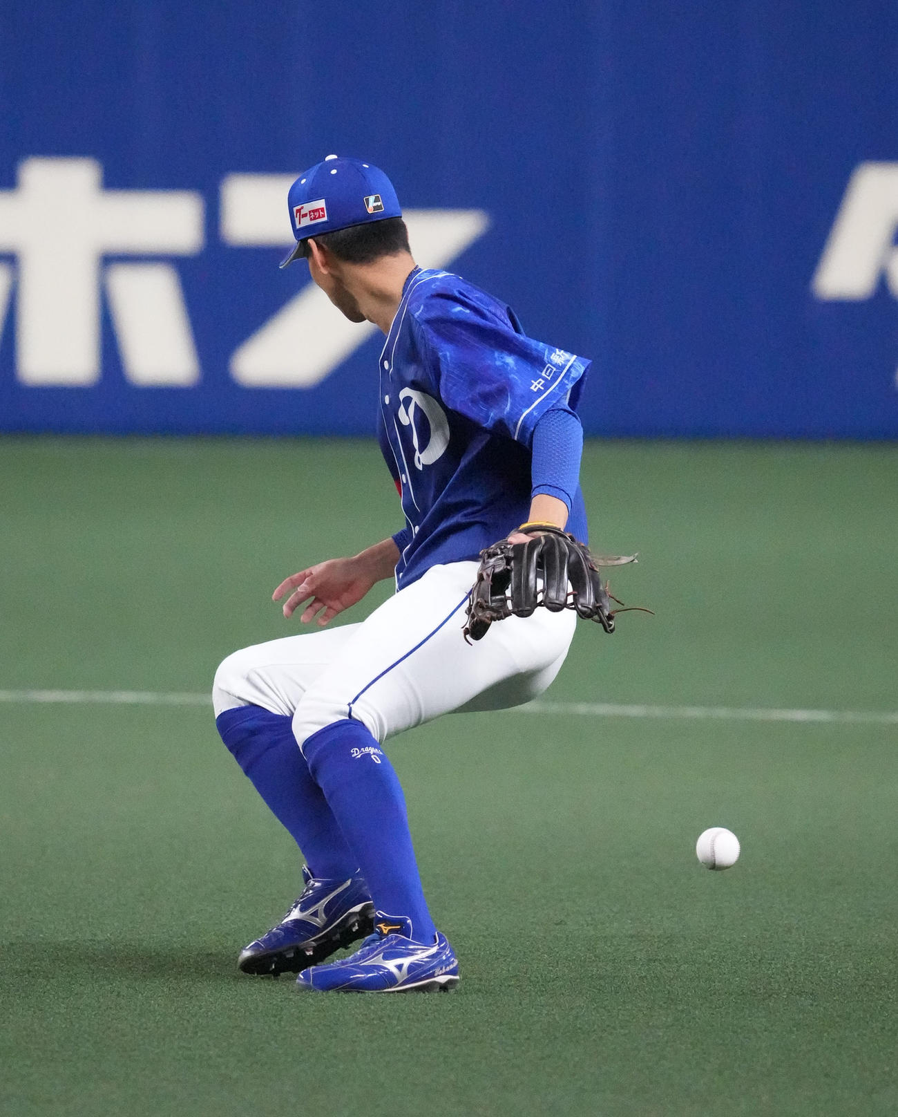 中日対DeNA 3回表DeNA無死、ピープルズの打球をファンブルする高松（撮影・森本幸一）