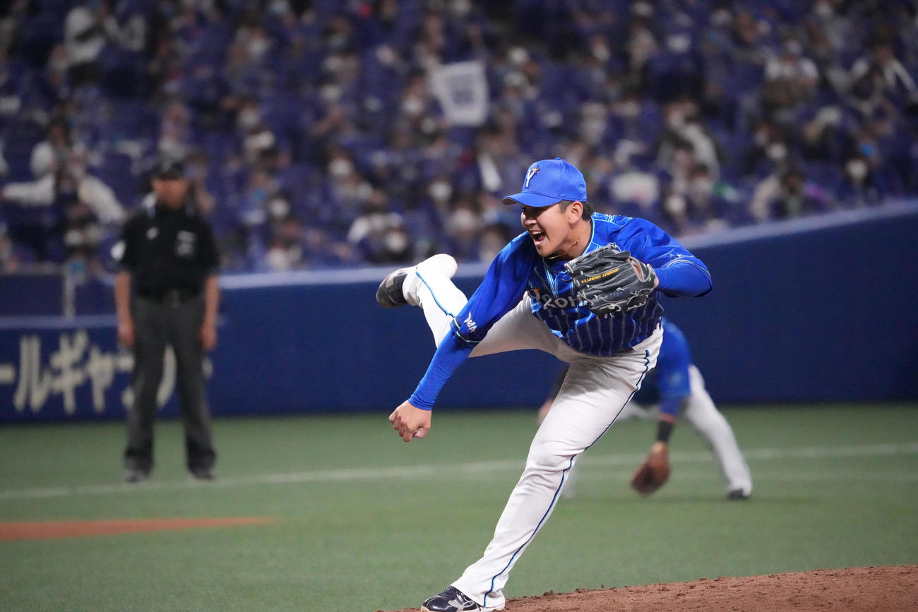 中日対DeNA 8回裏、DeNA3番手で登板する山崎（撮影・森本幸一）