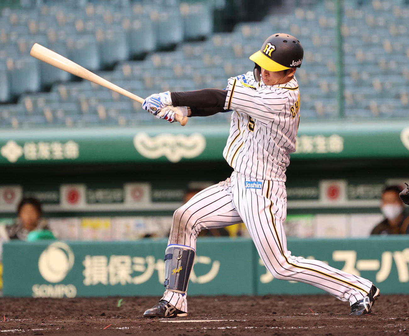 阪神対広島　8回裏阪神無死、左翼長野の失策で出塁する近本（2021年5月2日撮影）