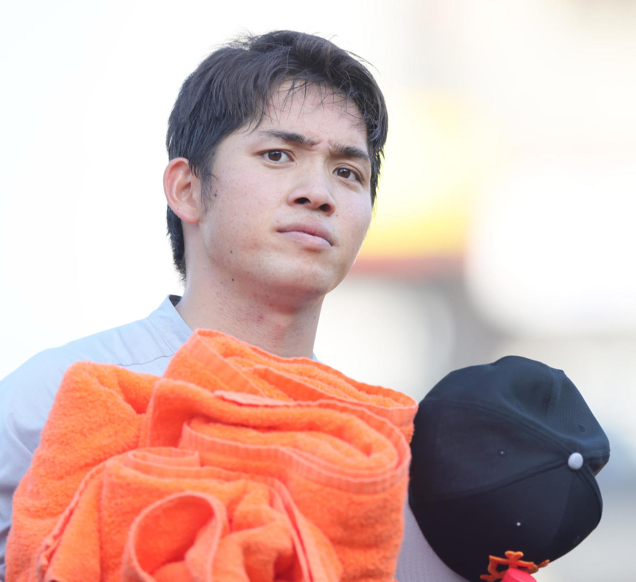 試合前の練習を引き揚げる巨人高橋（撮影・足立雅史）