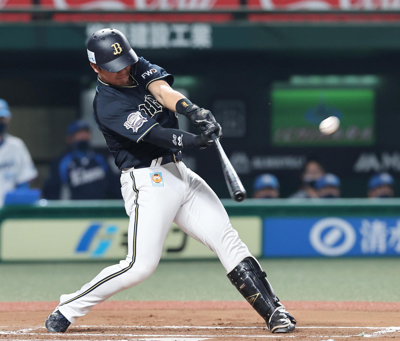 西武対オリックス　6回表オリックス無死一、二塁、右中間に3点本塁打を放つ頓宮（撮影・垰建太）