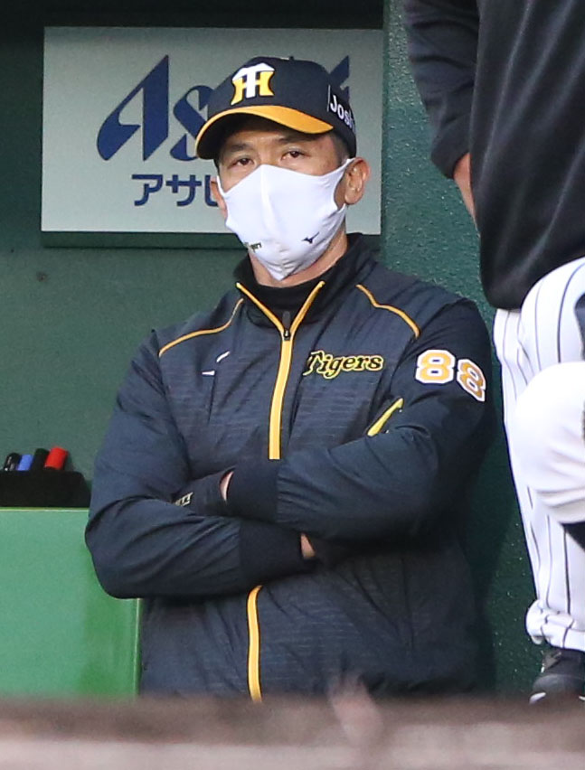 戦況を見る矢野燿大監督（21年4月23日撮影）