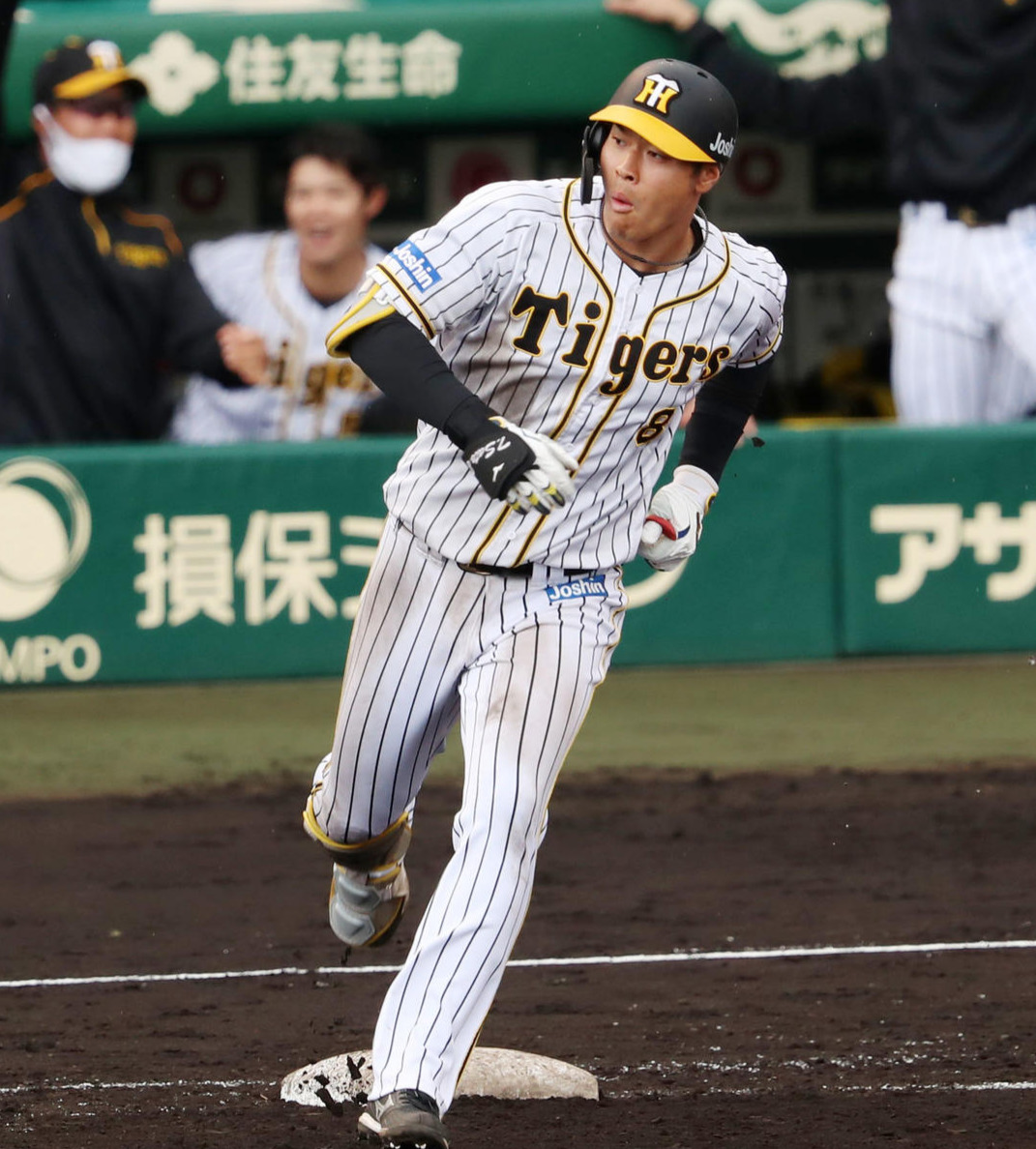 佐藤輝明は右越え満塁本塁打を放つ（21年5月2日撮影）
