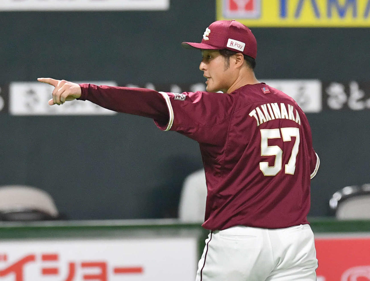 ソフトバンク対楽天　4回裏ソフトバンク2死、今宮を捕邪飛に抑え、ナインを指さしながらベンチへ戻る滝中（撮影・岩下翔太）
