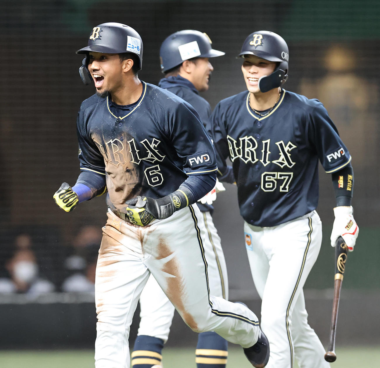 西武対オリックス　8回表オリックス2死二、三塁、ランニング本塁打を放ち、喜びながらベンチへ戻る宗（左）と中川（撮影・垰建太）