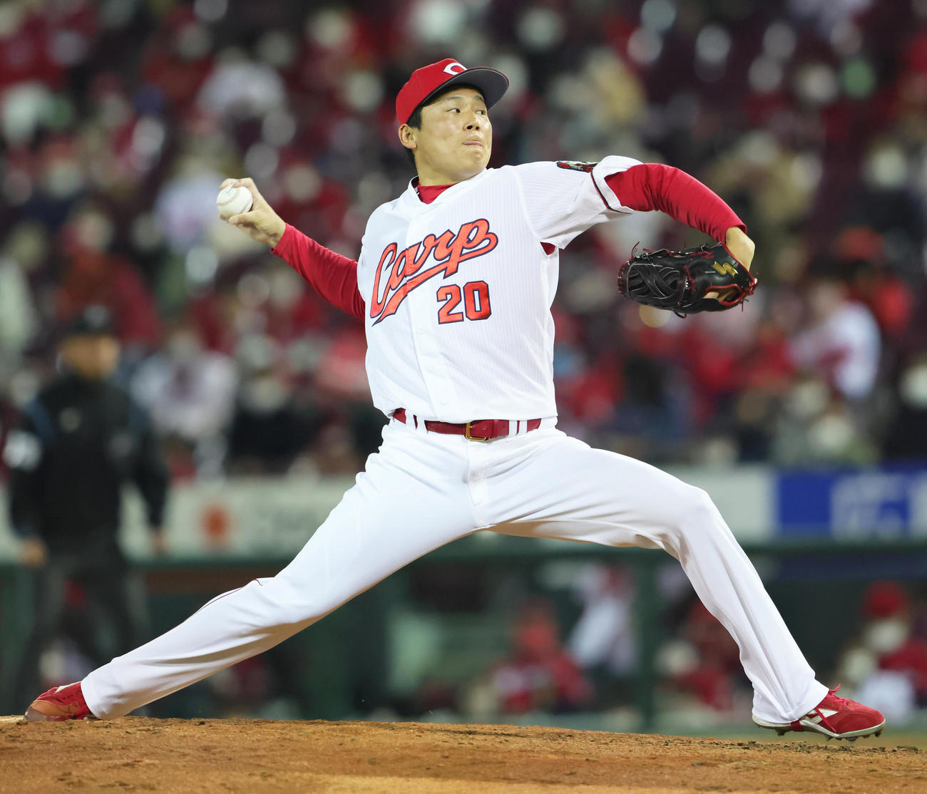 広島対巨人　9回から登板した広島栗林（撮影・足立雅史）