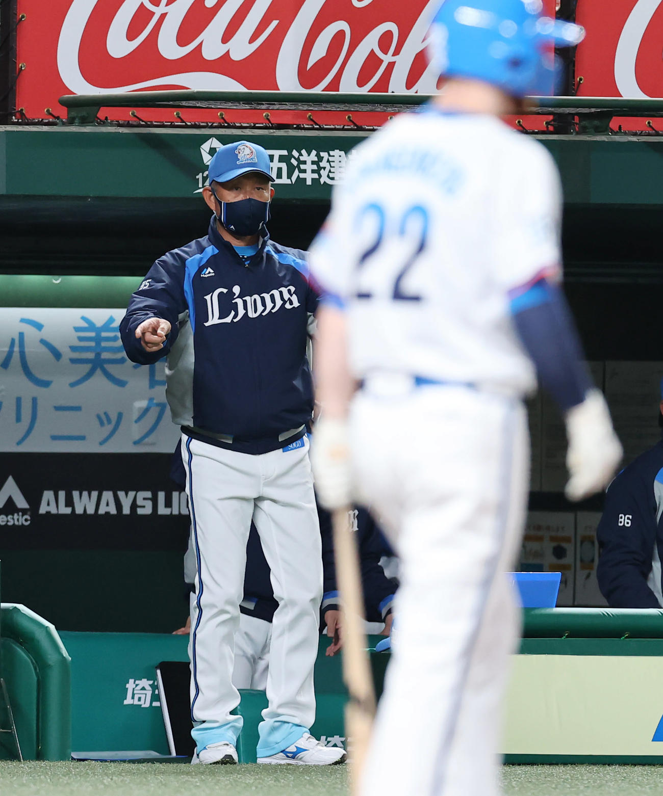 西武対オリックス　7回裏西武1死満塁、呉の左翼線への打球がファールと判定されリクエストする辻監督（撮影・垰建太）