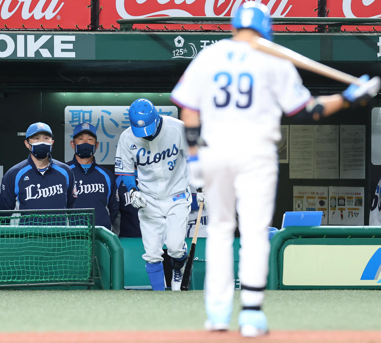 西武対オリックス　7回裏西武1死満塁、空振り三振に倒れた呉（39番）を見つめる辻監督（左から2人目）（撮影・垰建太）