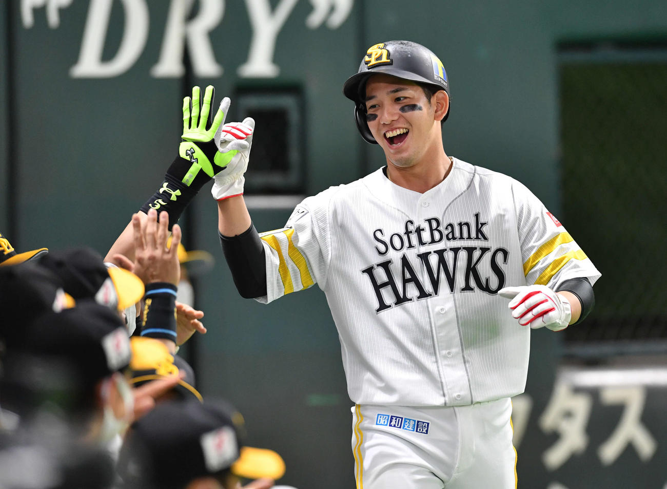 ソフトバンク対楽天　1回裏ソフトバンク1死二塁、中村晃の右適時二塁打で生還し、笑顔でナインとタッチを交わす栗原陵矢（撮影・岩下翔太）