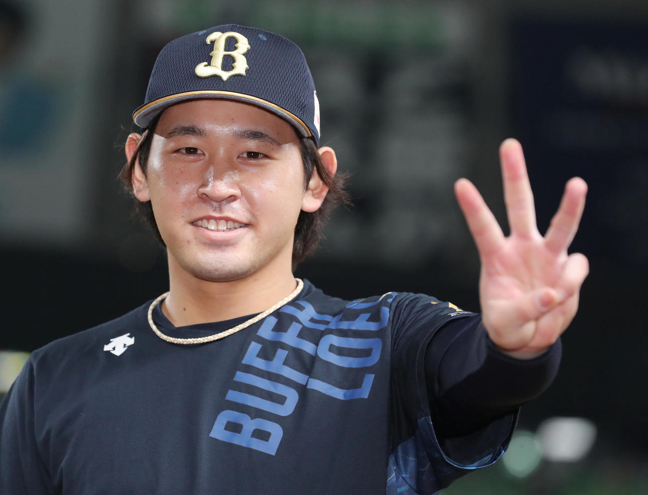 西武対オリックス　3勝目を挙げ笑顔で写真に納まるオリックス宮城（撮影・垰建太）
