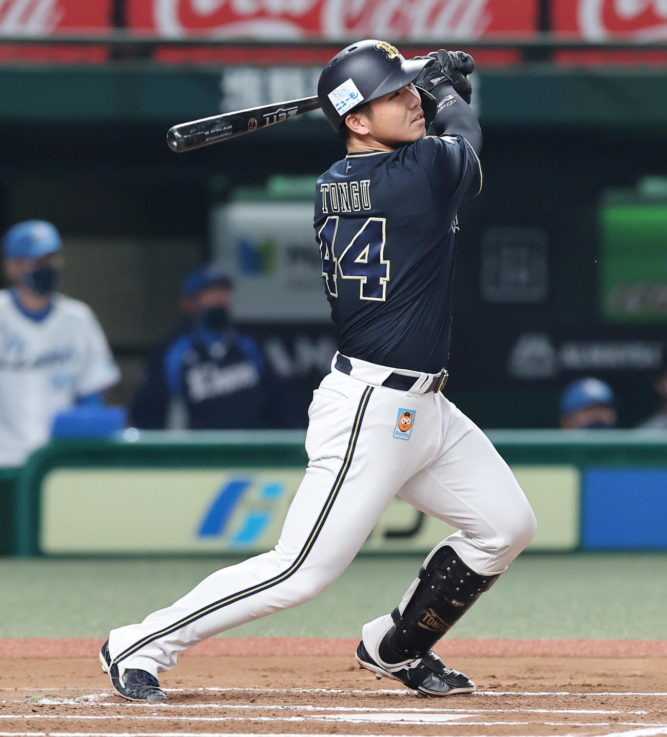 西武対オリックス　6回表オリックス無死一、二塁、右中間に3点本塁打を放つ頓宮（撮影・垰建太）