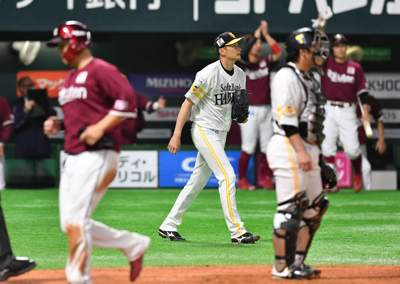 ソフトバンク対楽天　5回表楽天2死二塁、島内に勝ち越しの中前適時打を打たれた二保（中央）、手前左は生還した浅村（撮影・岩下翔太）