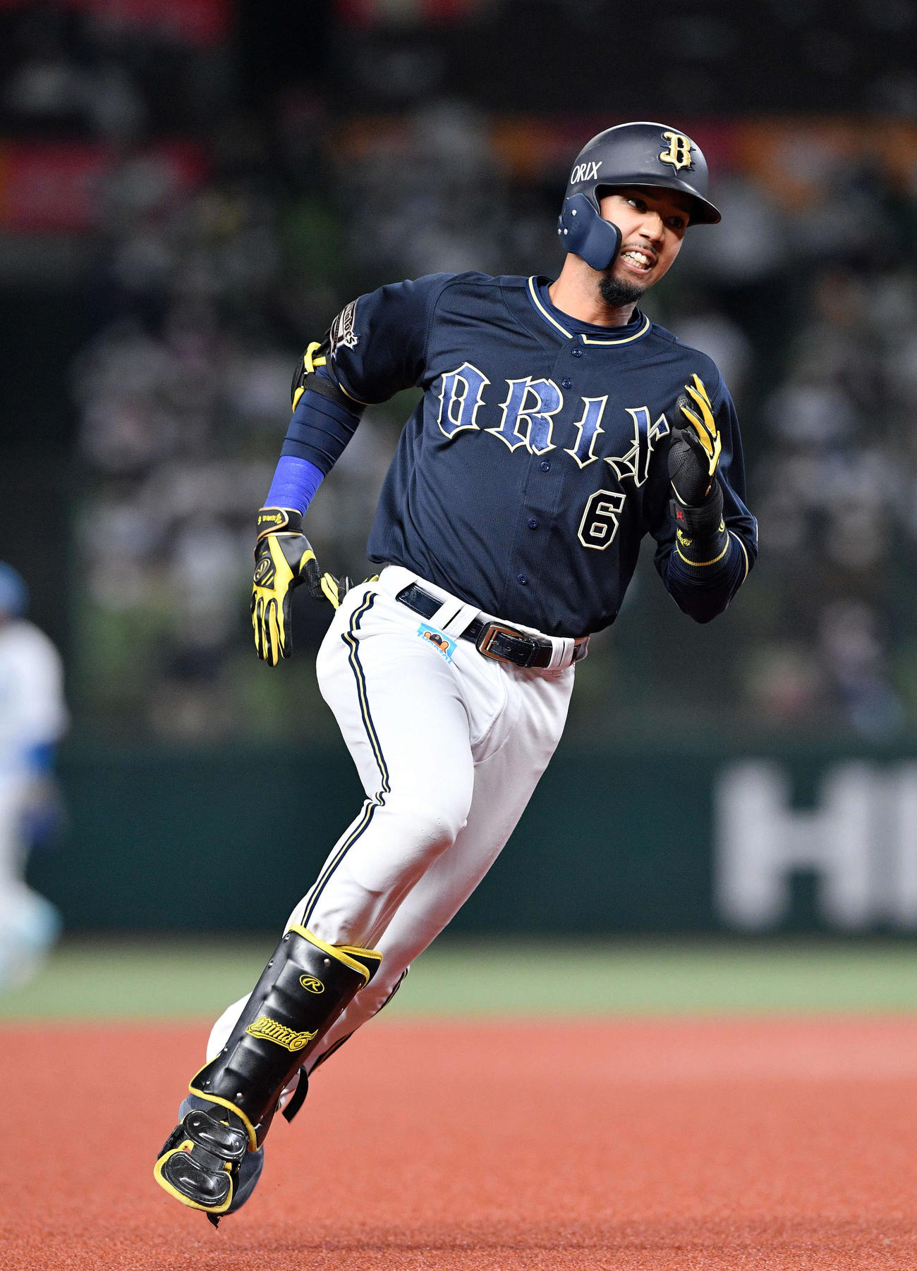 西武対オリックス　8回表オリックス2死二、三塁、宗は中堅への一打を金子が後逸したのを見て、一気に三塁を回る（撮影・滝沢徹郎）